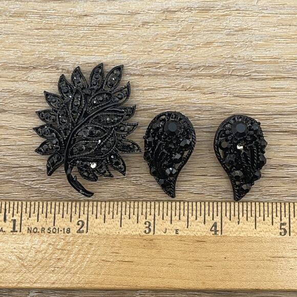 VTG Black Leaf Goth Whimsygoth Rhinestone Brooch and Clip on Earrings Mourn Pin - Picture 5 of 5